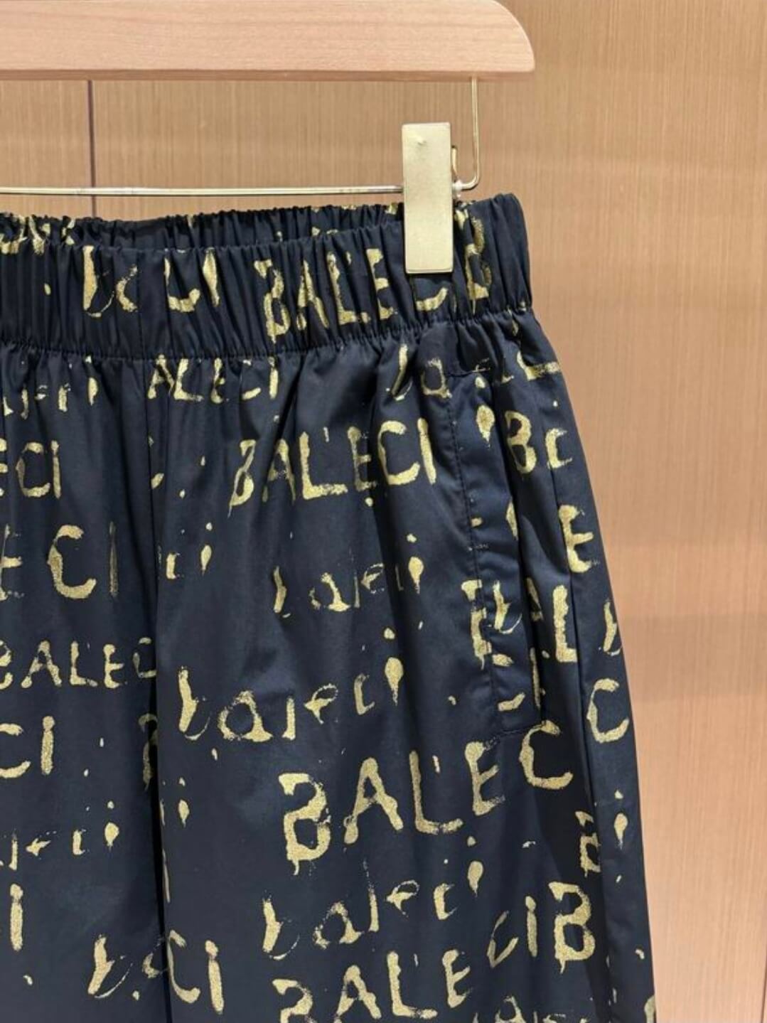 Les ensembles survêtement Balenciaga allient performance et style. Leur design avant-gardiste et leur qualité supérieure. Pas cher. Le moins cher.