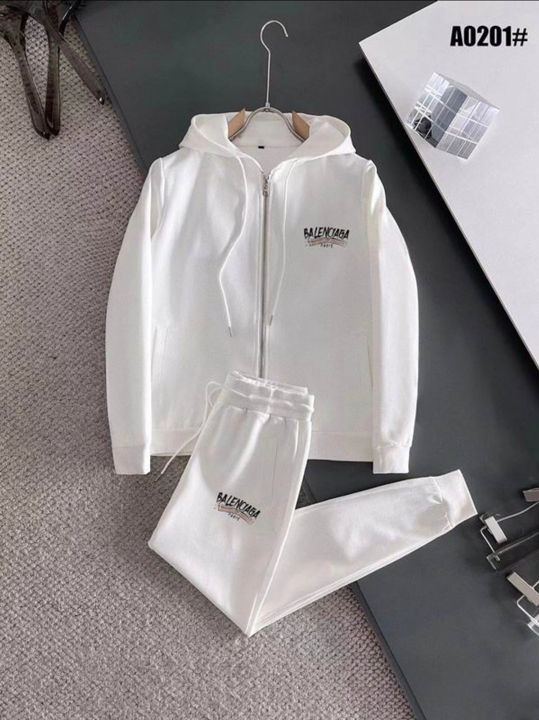 Les ensembles survêtement Balenciaga allient performance et style. Leur design avant-gardiste et leur qualité supérieure. Pas cher. Le moins cher.