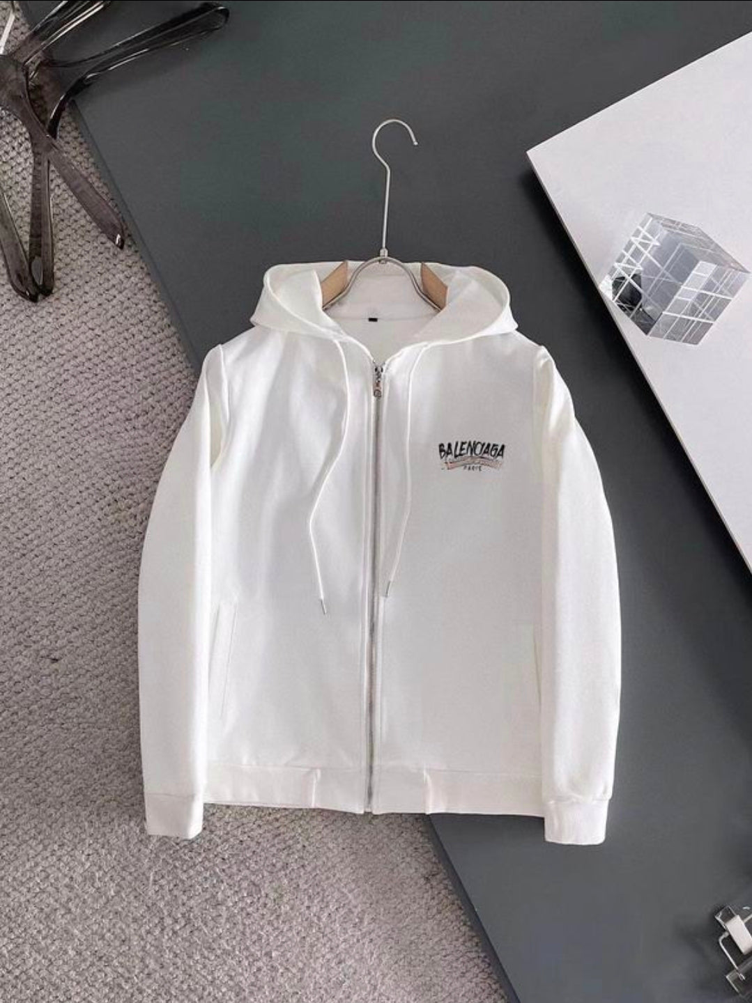 Les ensembles survêtement Balenciaga allient performance et style. Leur design avant-gardiste et leur qualité supérieure. Pas cher. Le moins cher.