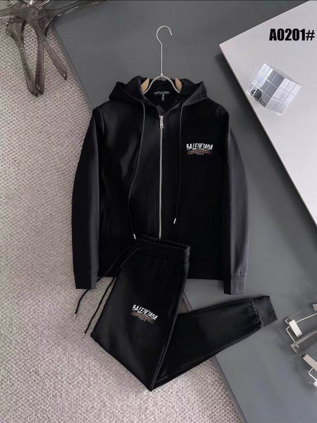 Les ensembles survêtement Balenciaga allient performance et style. Leur design avant-gardiste et leur qualité supérieure. Pas cher. Le moins cher.