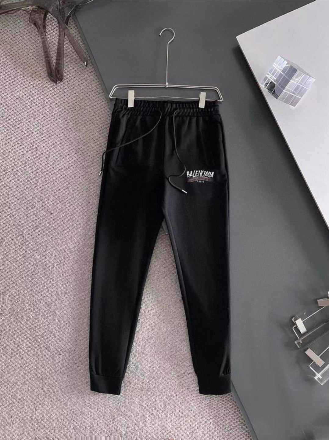 Les ensembles survêtement Balenciaga allient performance et style. Leur design avant-gardiste et leur qualité supérieure. Pas cher. Le moins cher.