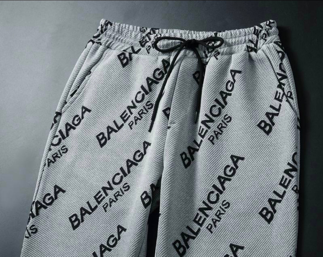 Les ensembles survêtement Balenciaga allient performance et style. Leur design avant-gardiste et leur qualité supérieure. Pas cher. Le moins cher.