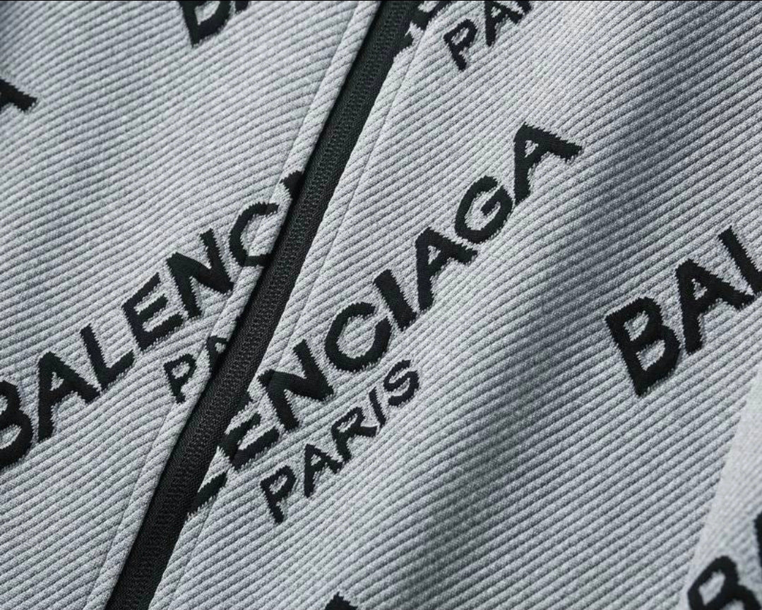 Les ensembles survêtement Balenciaga allient performance et style. Leur design avant-gardiste et leur qualité supérieure. Pas cher. Le moins cher.