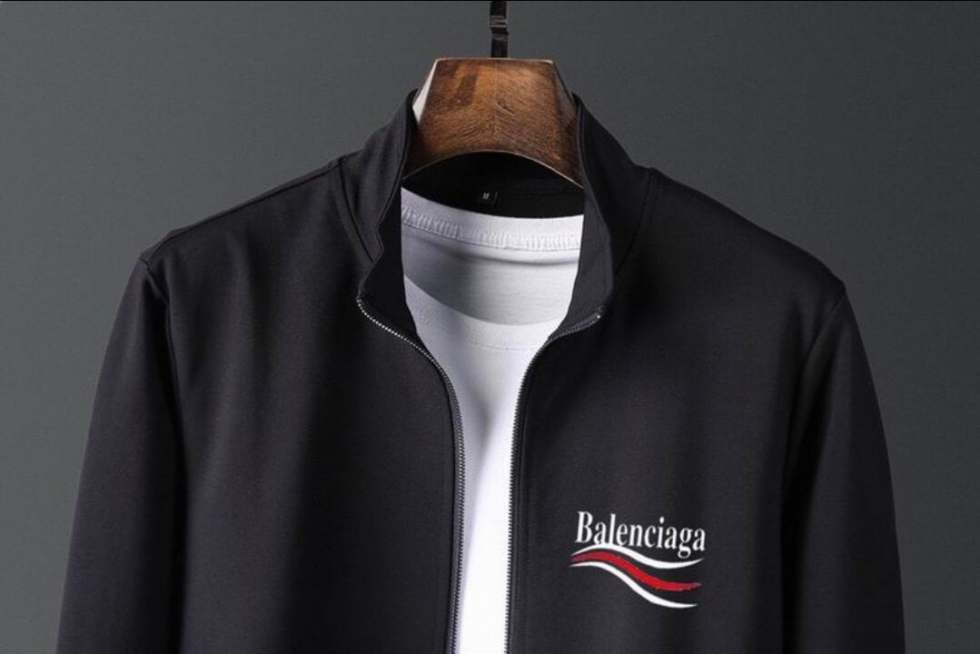 Les ensembles survêtement Balenciaga allient performance et style. Leur design avant-gardiste et leur qualité supérieure. Pas cher. Le moins cher.