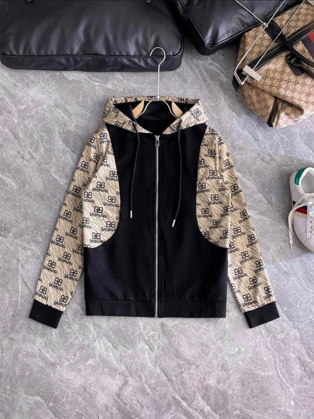 Les ensembles survêtement Balenciaga allient performance et style. Leur design avant-gardiste et leur qualité supérieure. Pas cher. Le moins cher.