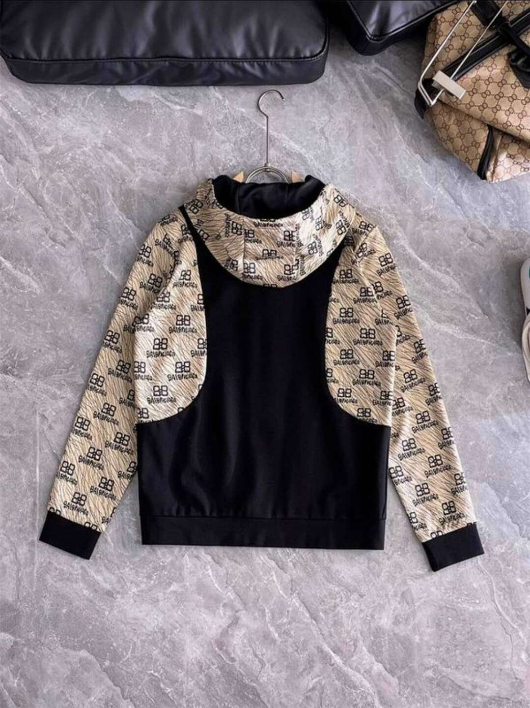 Les ensembles survêtement Balenciaga allient performance et style. Leur design avant-gardiste et leur qualité supérieure. Pas cher. Le moins cher.