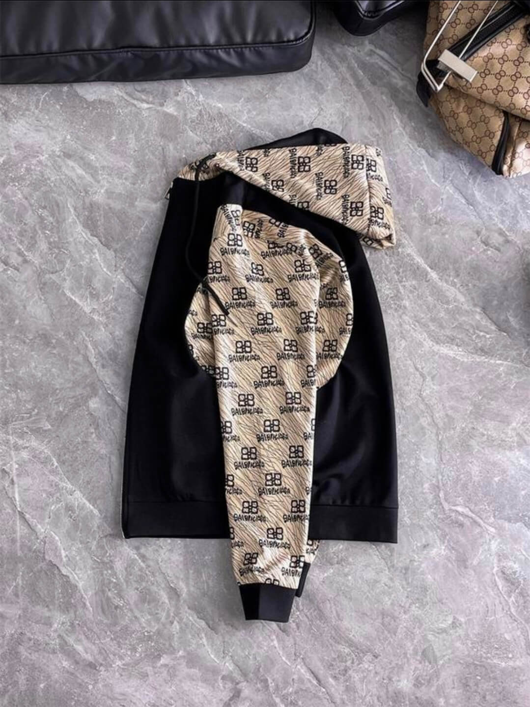 Les ensembles survêtement Balenciaga allient performance et style. Leur design avant-gardiste et leur qualité supérieure. Pas cher. Le moins cher.