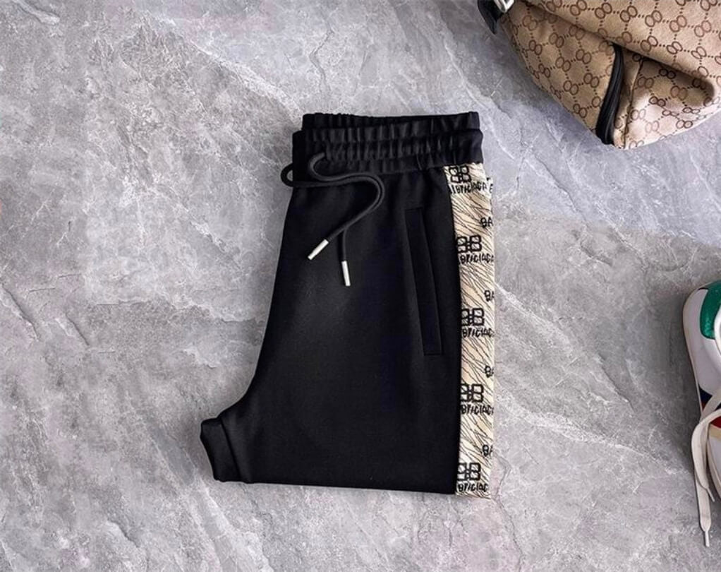 Les ensembles survêtement Balenciaga allient performance et style. Leur design avant-gardiste et leur qualité supérieure. Pas cher. Le moins cher.
