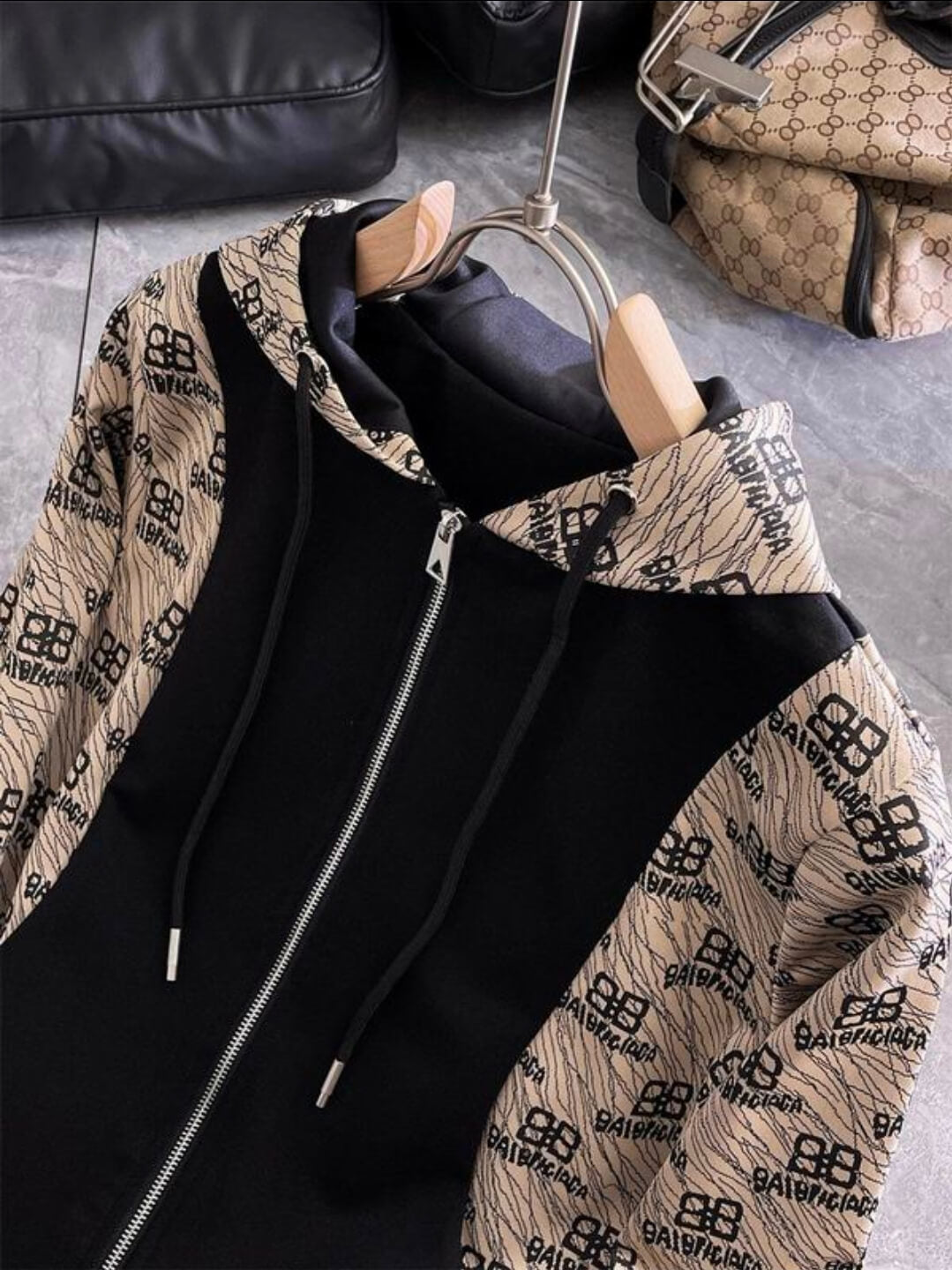 Les ensembles survêtement Balenciaga allient performance et style. Leur design avant-gardiste et leur qualité supérieure. Pas cher. Le moins cher.