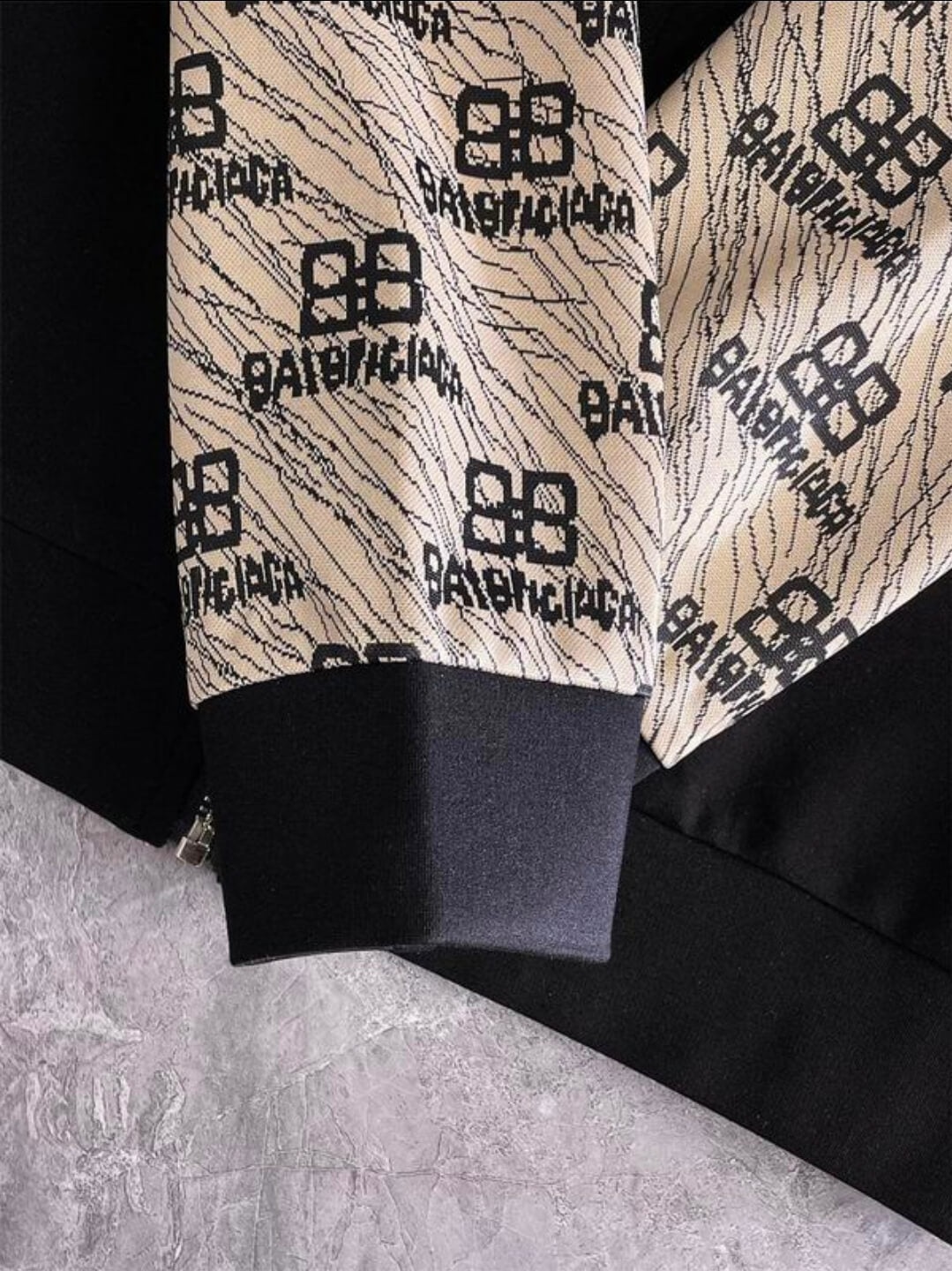 Les ensembles survêtement Balenciaga allient performance et style. Leur design avant-gardiste et leur qualité supérieure. Pas cher. Le moins cher.