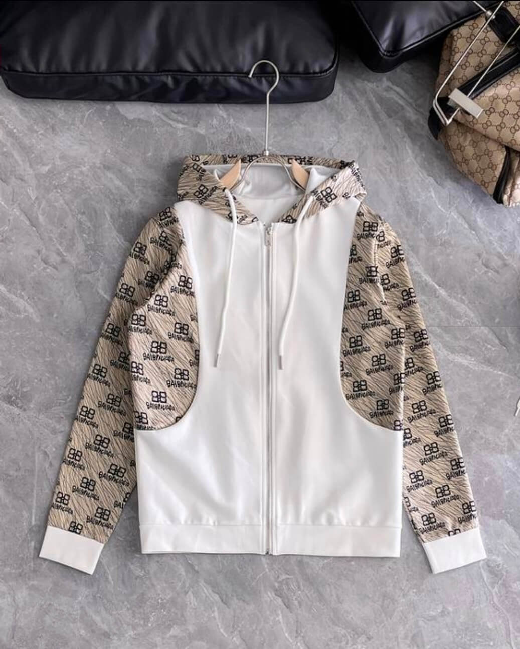 Les ensembles survêtement Balenciaga allient performance et style. Leur design avant-gardiste et leur qualité supérieure. Pas cher. Le moins cher.