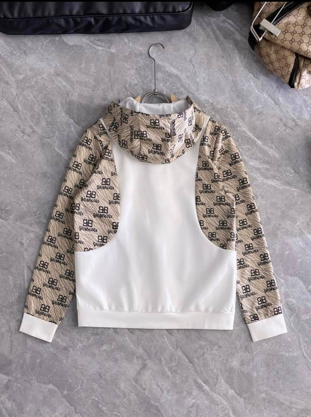 Les ensembles survêtement Balenciaga allient performance et style. Leur design avant-gardiste et leur qualité supérieure. Pas cher. Le moins cher.