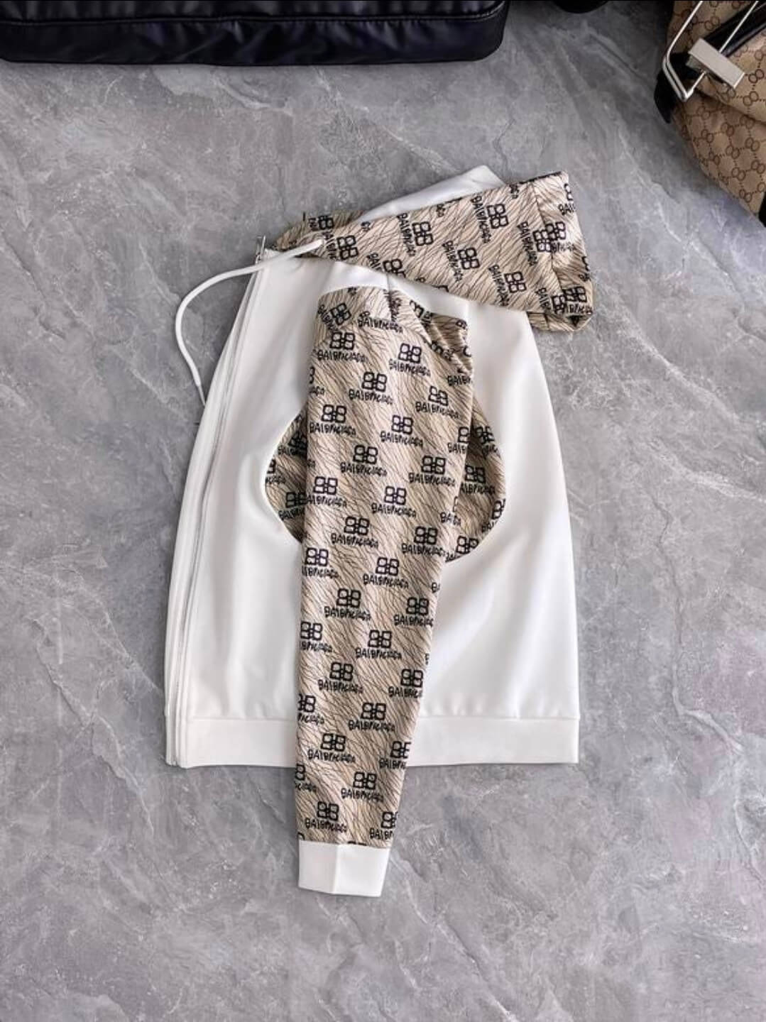 Les ensembles survêtement Balenciaga allient performance et style. Leur design avant-gardiste et leur qualité supérieure. Pas cher. Le moins cher.