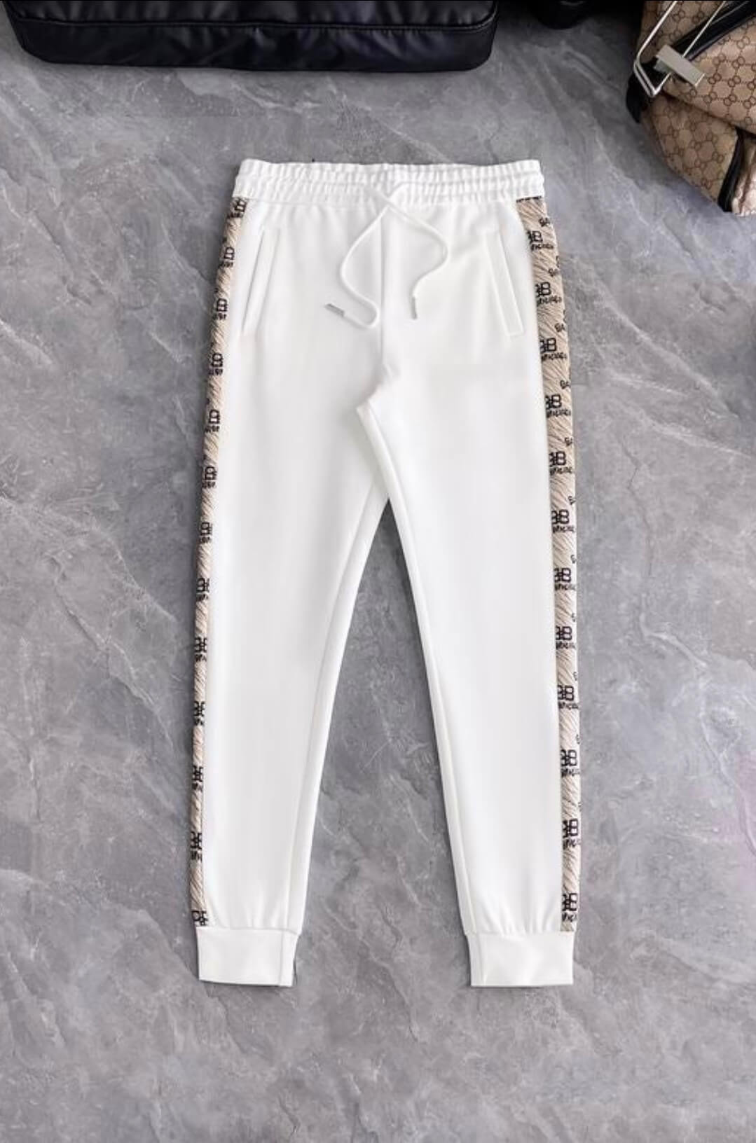 Les ensembles survêtement Balenciaga allient performance et style. Leur design avant-gardiste et leur qualité supérieure. Pas cher. Le moins cher.