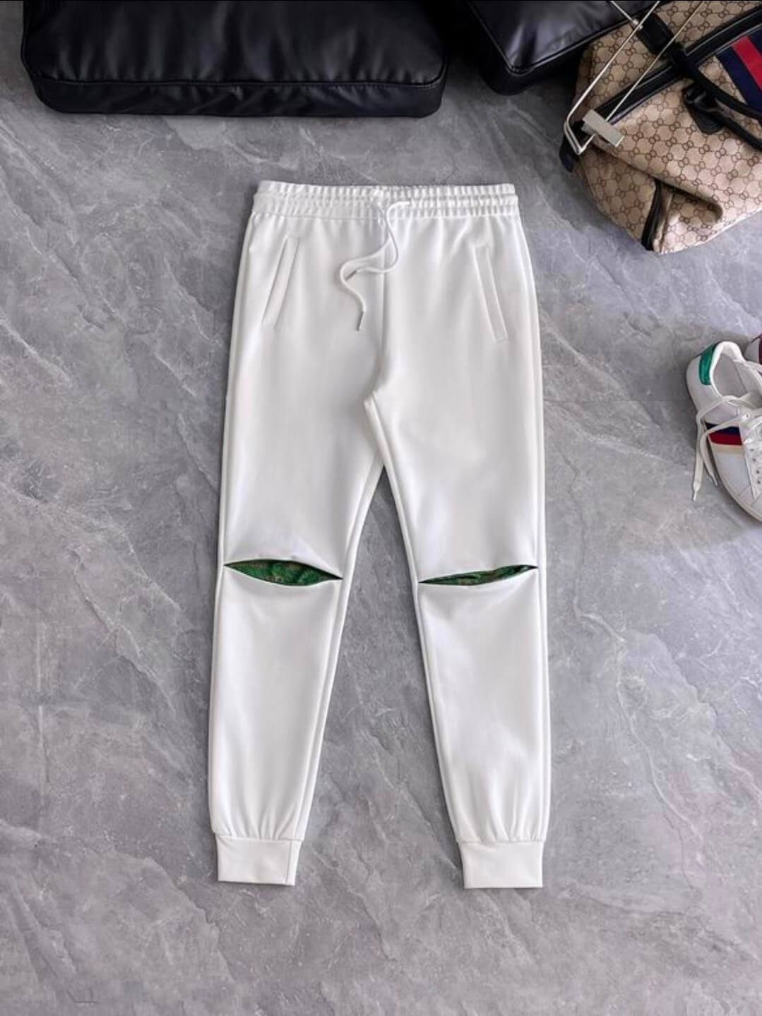 Les ensembles survêtement Balenciaga allient performance et style. Leur design avant-gardiste et leur qualité supérieure. Pas cher. Le moins cher.