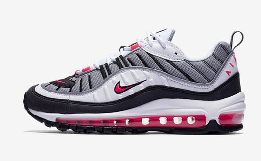 Baskets Nike Air Max 98 « Solar Red »
​Iconique déclinaison issue des archives Running de 1998, la Nike Air Max 98 « Solar Red » célèbre le design ondulé et la superposition de matériaux caractéristiques de l'âge d'or d'Air Max.
​La paire arbore une tige dynamique mêlant mesh respirant blanc, superpositions en cuir synthétique gris et garde-boue en cuir noir profond. L'ensemble est électrisé par des accents rouge vibrant (Solar Red) qui soulignent le Swoosh latéral, la broderie « Air », les passe-lacets et 