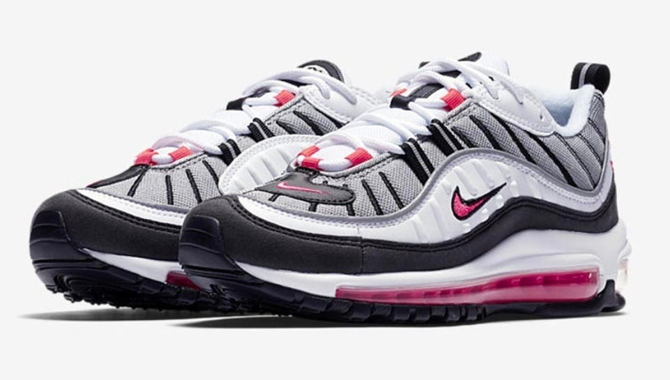 Baskets Nike Air Max 98 « Solar Red »
​Iconique déclinaison issue des archives Running de 1998, la Nike Air Max 98 « Solar Red » célèbre le design ondulé et la superposition de matériaux caractéristiques de l'âge d'or d'Air Max.
​La paire arbore une tige dynamique mêlant mesh respirant blanc, superpositions en cuir synthétique gris et garde-boue en cuir noir profond. L'ensemble est électrisé par des accents rouge vibrant (Solar Red) qui soulignent le Swoosh latéral, la broderie « Air », les passe-lacets et 