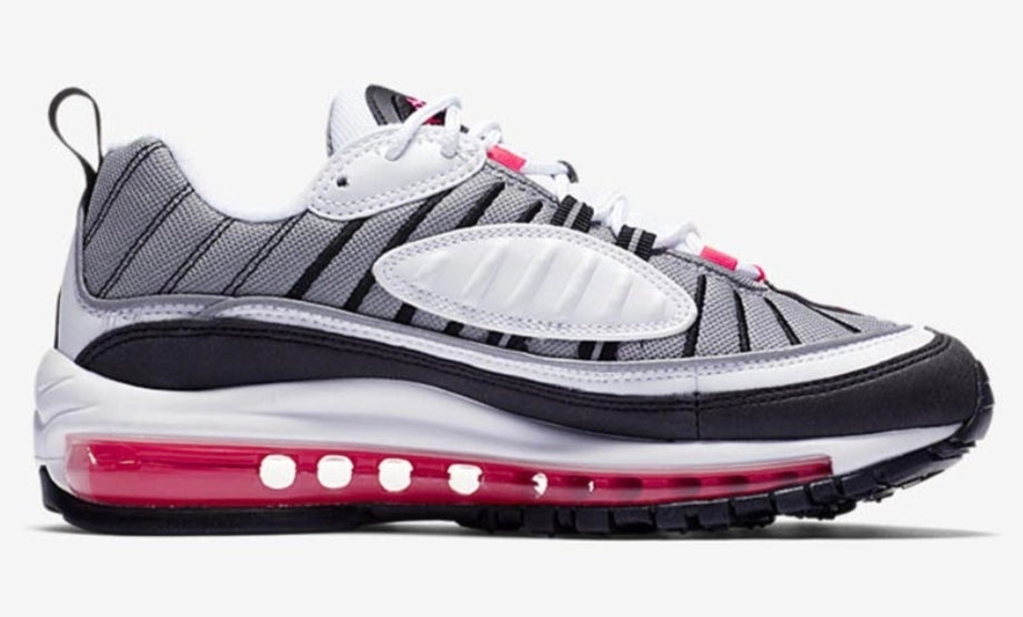 Baskets Nike Air Max 98 « Solar Red »
​Iconique déclinaison issue des archives Running de 1998, la Nike Air Max 98 « Solar Red » célèbre le design ondulé et la superposition de matériaux caractéristiques de l'âge d'or d'Air Max.
​La paire arbore une tige dynamique mêlant mesh respirant blanc, superpositions en cuir synthétique gris et garde-boue en cuir noir profond. L'ensemble est électrisé par des accents rouge vibrant (Solar Red) qui soulignent le Swoosh latéral, la broderie « Air », les passe-lacets et 