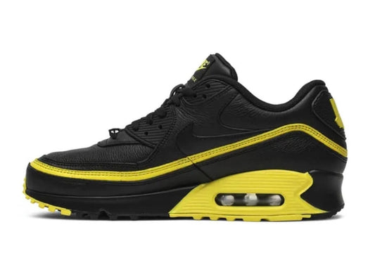 Ajoutez une touche dynamique à votre style avec les Baskets Nike Air Max 90 'Black Optic Yellow'. Un look percutant à ne pas manquer ! baskets pour homme tendance