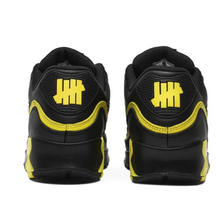 Ajoutez une touche dynamique à votre style avec les Baskets Nike Air Max 90 'Black Optic Yellow'. Un look percutant à ne pas manquer ! baskets pour homme tendance