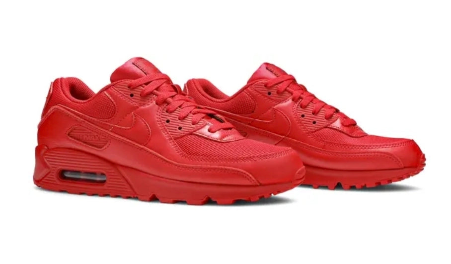 Découvrez l'élégance minimaliste des Baskets Nike Air Max 90 triple red. Un look monochrome parfait pour les journées ensoleillées ! 🌞