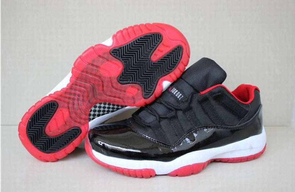Baskets Air Jordan 11 Low Black Red