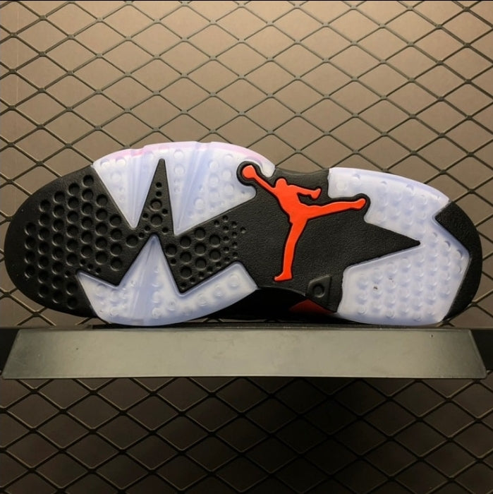 Les  baskets Air Jordan 6 Retro "Pantone" Femme permettent de personnaliser votre style tout en bénéficiant d’un confort supérieur.