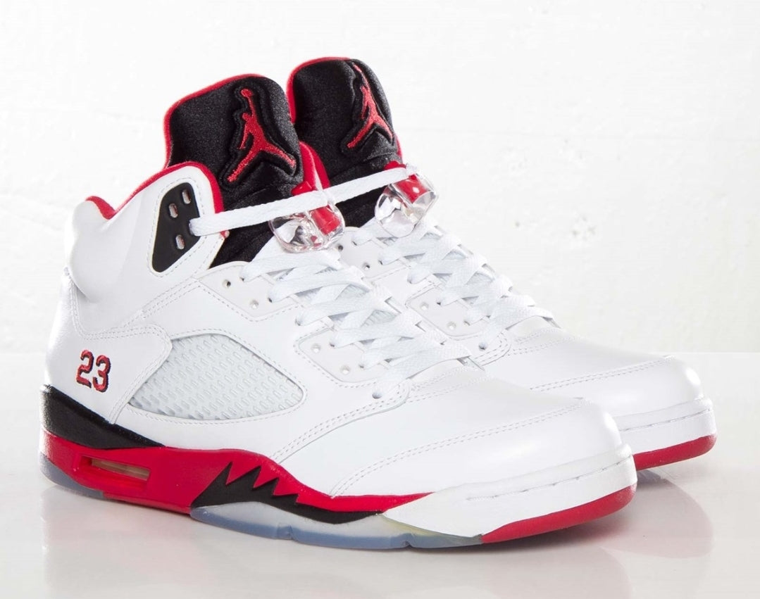 Les baskets Air Jordan 5 offrent un style audacieux et une performance exceptionnelle. leur design unique emblématique. Pas cher. Le moins cher. 