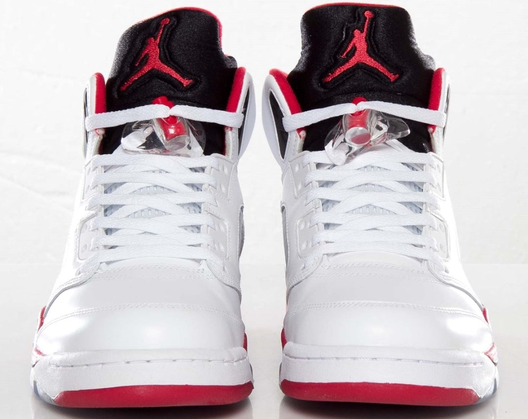 Les baskets Air Jordan 5 offrent un style audacieux et une performance exceptionnelle. leur design unique emblématique. Pas cher. Le moins cher. 