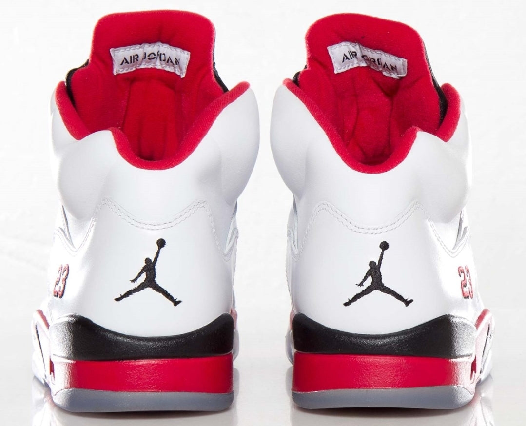 Les baskets Air Jordan 5 offrent un style audacieux et une performance exceptionnelle. leur design unique emblématique. Pas cher. Le moins cher. 