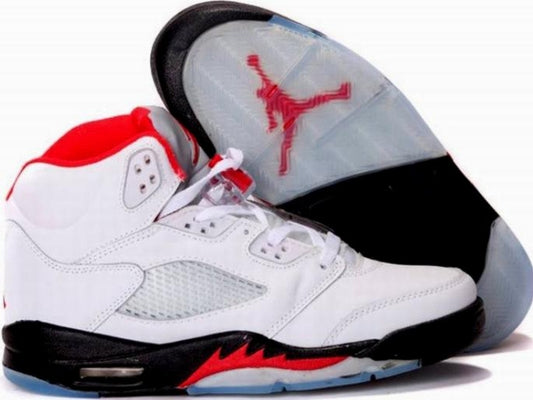 Les baskets Air Jordan 5 offrent un style audacieux et une performance exceptionnelle. leur design unique emblématique. Pas cher. Le moins cher. 