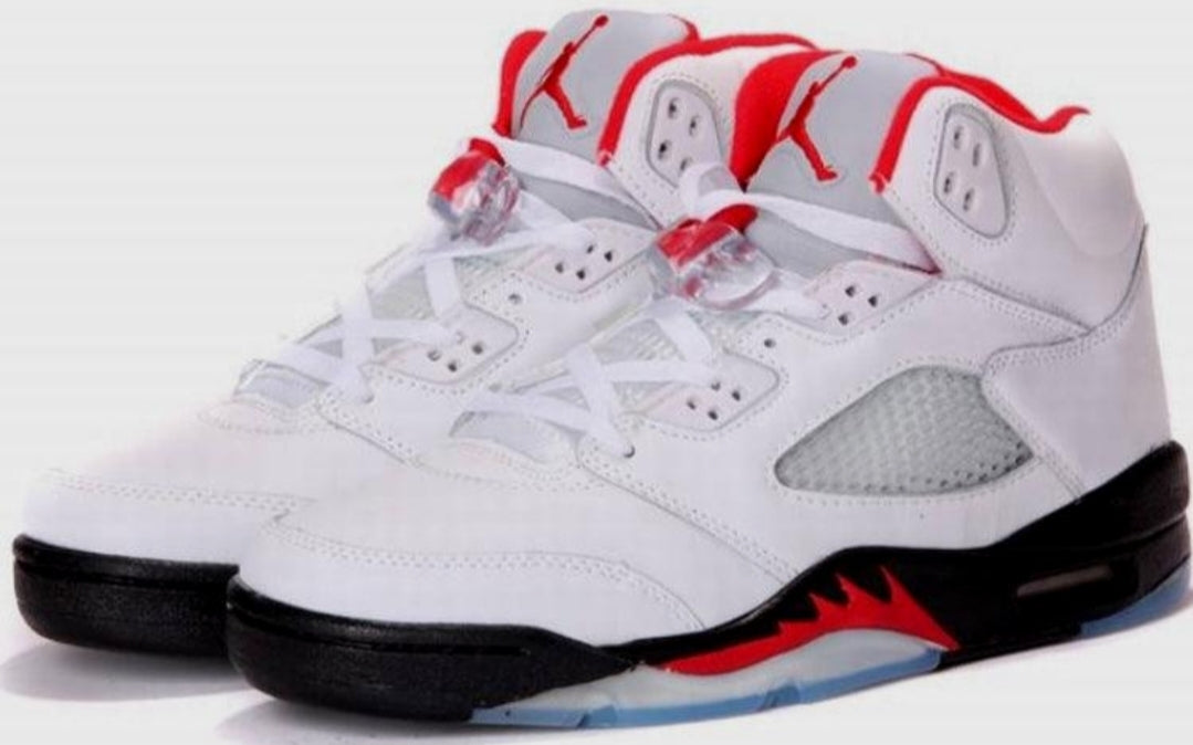 Les baskets Air Jordan 5 offrent un style audacieux et une performance exceptionnelle. leur design unique emblématique. Pas cher. Le moins cher. 