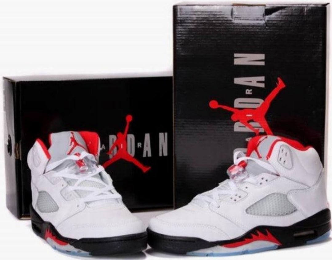 Les baskets Air Jordan 5 offrent un style audacieux et une performance exceptionnelle. leur design unique emblématique. Pas cher. Le moins cher. 