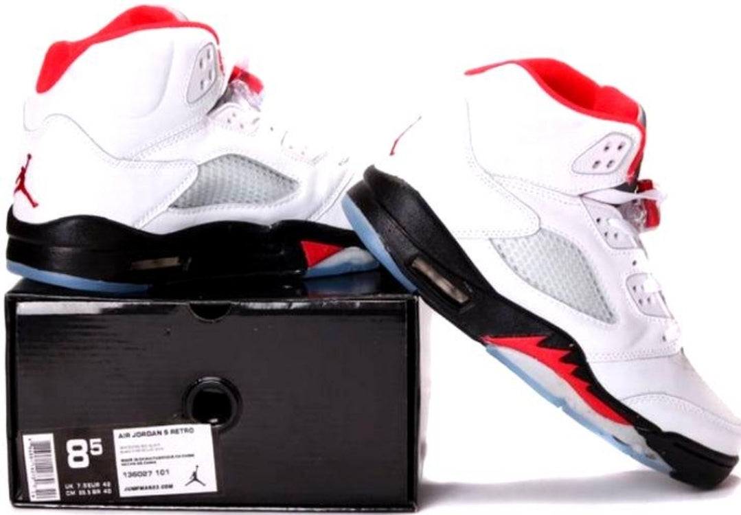 Les baskets Air Jordan 5 offrent un style audacieux et une performance exceptionnelle. leur design unique emblématique. Pas cher. Le moins cher. 