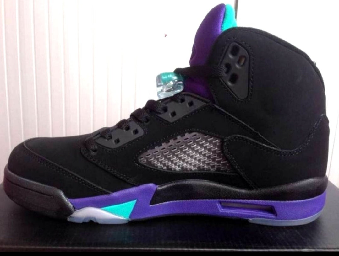 Les baskets Air Jordan 5 offrent un style audacieux et une performance exceptionnelle. leur design unique emblématique. Pas cher. Le moins cher. 