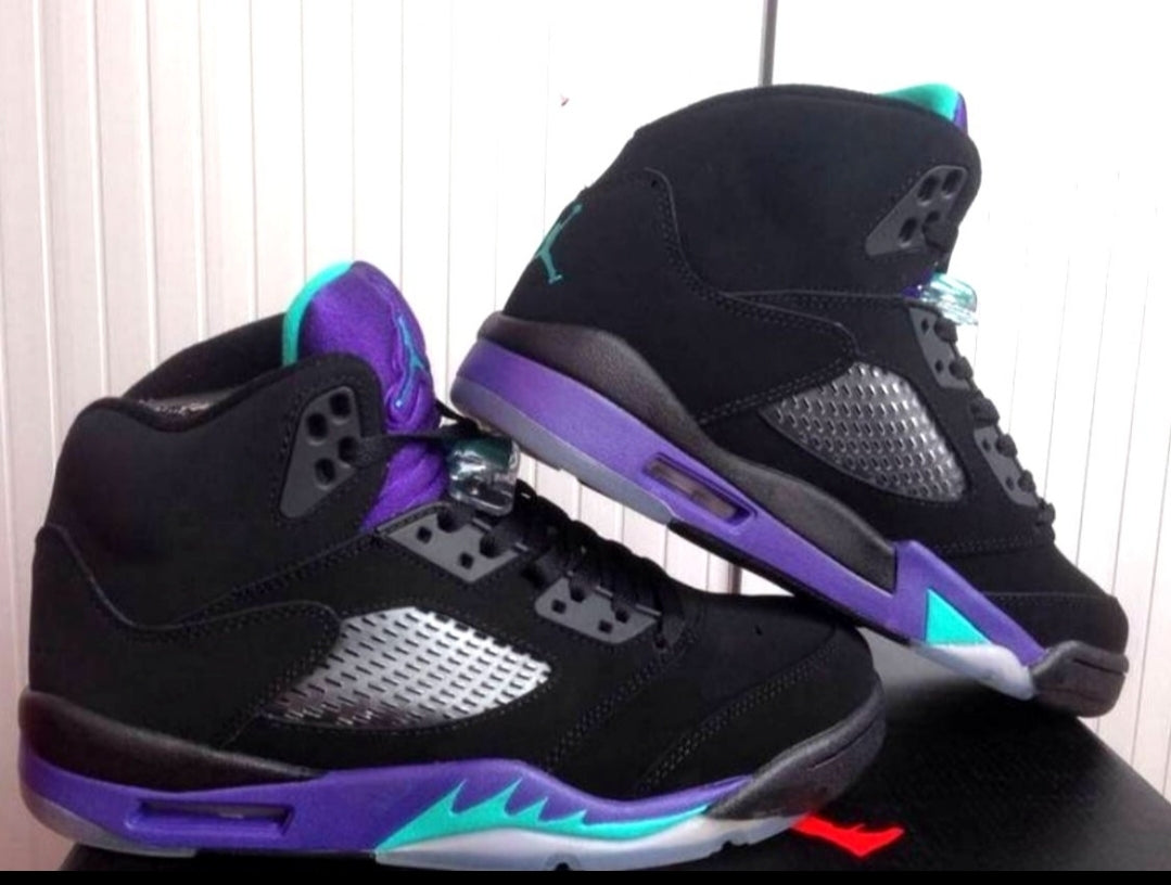 Les baskets Air Jordan 5 offrent un style audacieux et une performance exceptionnelle. leur design unique emblématique. Pas cher. Le moins cher. 