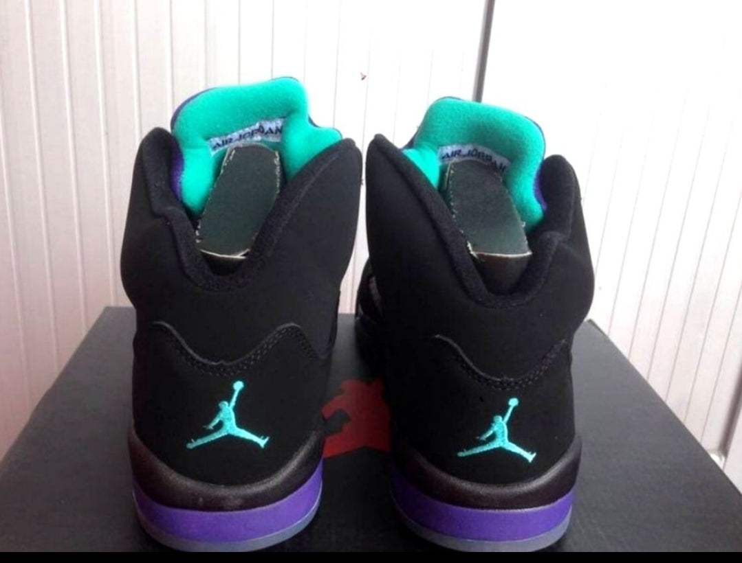 Les baskets Air Jordan 5 offrent un style audacieux et une performance exceptionnelle. leur design unique emblématique. Pas cher. Le moins cher. 