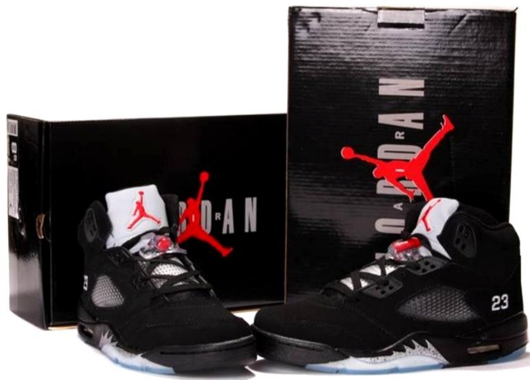 Les baskets Air Jordan 5 offrent un style audacieux et une performance exceptionnelle. leur design unique emblématique. Pas cher. Le moins cher. 