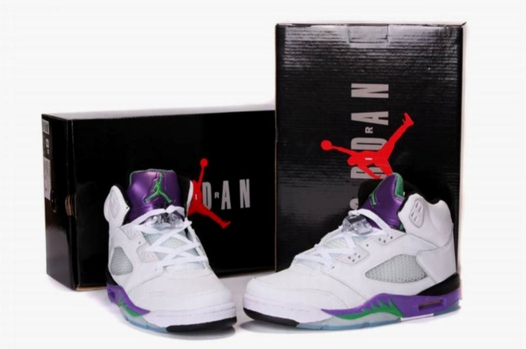 Les baskets Air Jordan 5 offrent un style audacieux et une performance exceptionnelle. leur design unique emblématique. Pas cher. Le moins cher. 