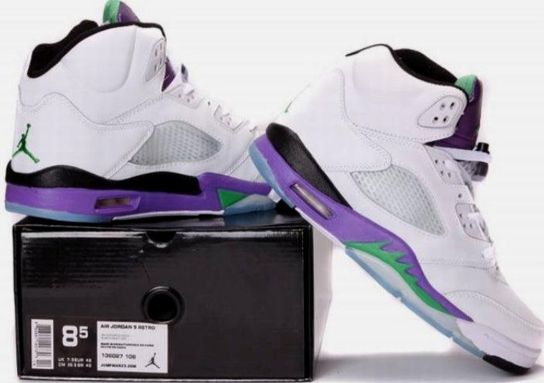 Les baskets Air Jordan 5 offrent un style audacieux et une performance exceptionnelle. leur design unique emblématique. Pas cher. Le moins cher. 