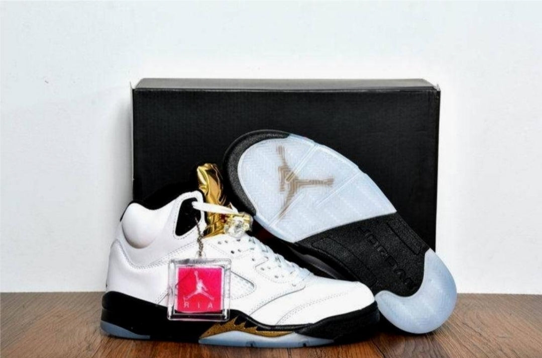 Les baskets Air Jordan 5 offrent un style audacieux et une performance exceptionnelle. leur design unique emblématique. Pas cher. Le moins cher. 