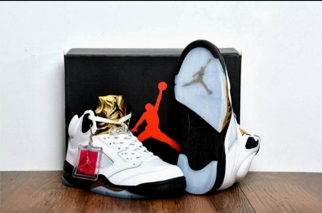 Les baskets Air Jordan 5 offrent un style audacieux et une performance exceptionnelle. leur design unique emblématique. Pas cher. Le moins cher. 
