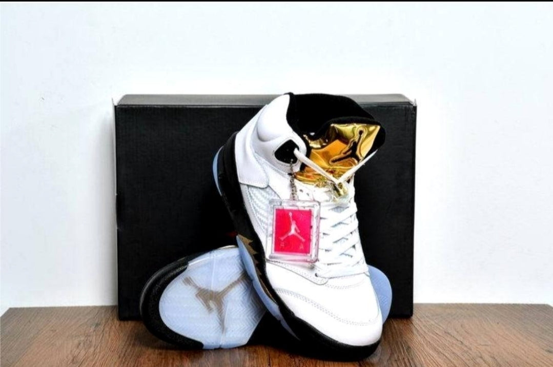 Les baskets Air Jordan 5 offrent un style audacieux et une performance exceptionnelle. leur design unique emblématique. Pas cher. Le moins cher. 