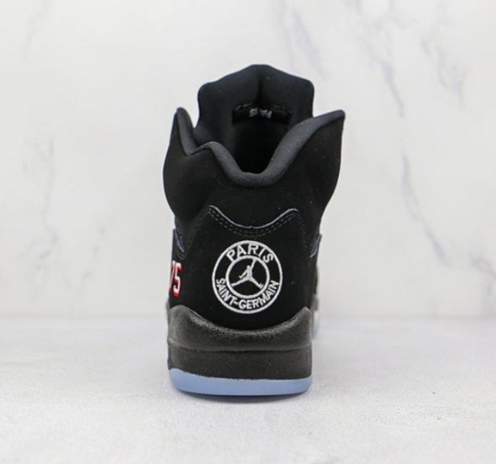 Les baskets Air Jordan 5 offrent un style audacieux et une performance exceptionnelle. leur design unique emblématique. Pas cher. Le moins cher. 