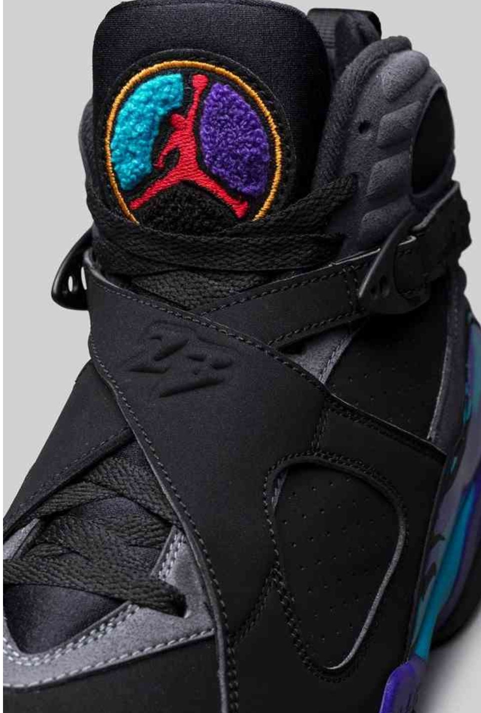 Les baskets Air Jordan 8 offrent un style audacieux et une performance exceptionnelle.

De plus, leur design distinctif et l'utilisation.
