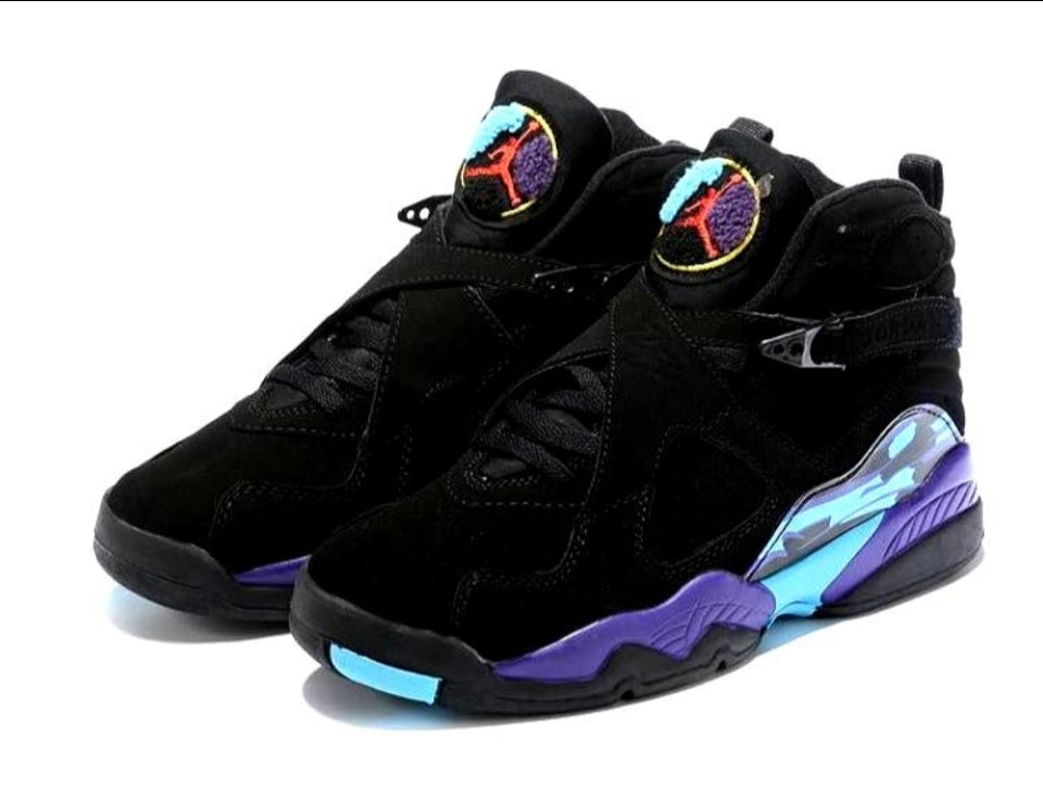 Les baskets Air Jordan 8 offrent un style audacieux et une performance exceptionnelle.

De plus, leur design distinctif et l'utilisation.