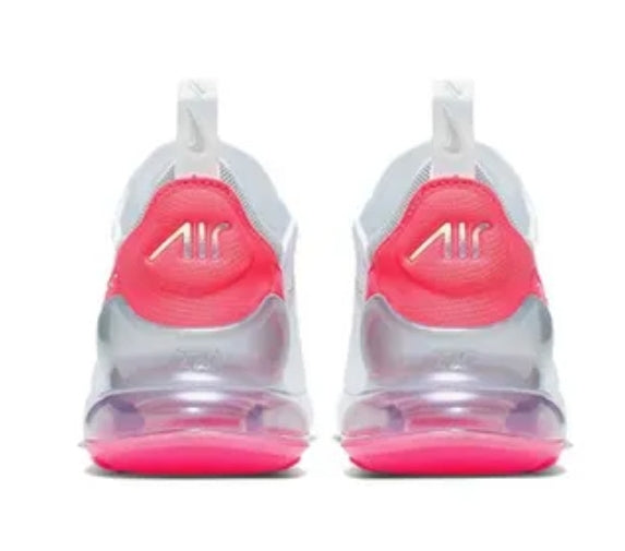 Les baskets Nike Air Max 270 Femme se démarquent par leur esthétique futuriste et leur technologie innovante.