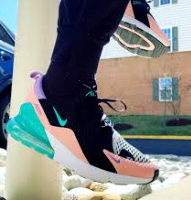 Les baskets Nike Air Max 270 Plus Femme combinent deux des modèles les plus emblématiques de la marque : les Air Max 270 et les Air Max Plus.
