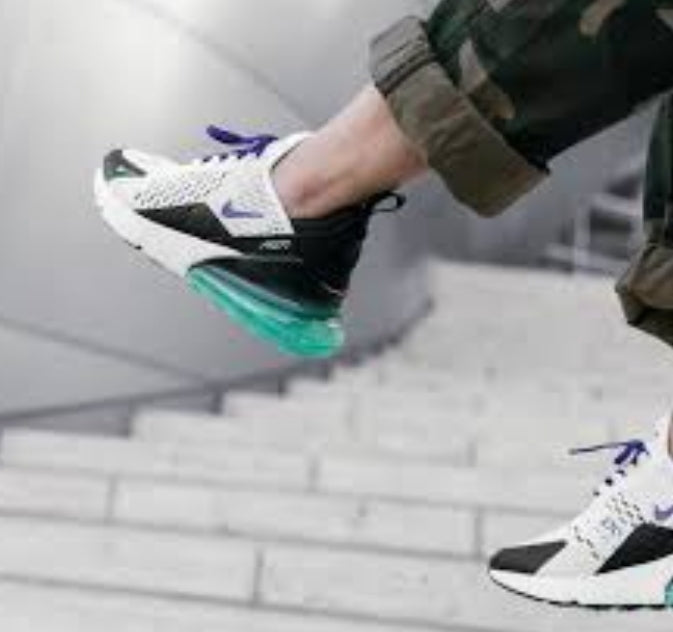 Les baskets Nike Air Max 270 Plus Femme combinent deux des modèles les plus emblématiques de la marque : les Air Max 270 et les Air Max Plus.