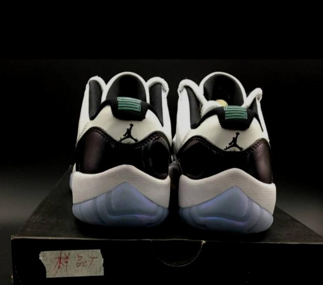 Les baskets Air Jordan 11 offrent un style légendaire et une performance exceptionnelle.design unique 
Pas Cher. moin cher.